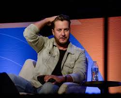 Luke Bryan Hilariously Mistaken for Blake Shelton: Gas Station Mishap