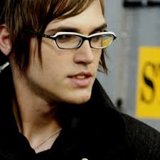 Mikey&#39;s good looking no matter what, but I really miss his glasses. tumblr_m8xjvrG9Uf1qib2gdo1_500 - original