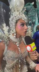 Giovanna Lancellotti desfila pela Beija-Flor