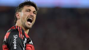 Volvió encendido: De Arrascaeta marcó un golazo y aportó una asistencia en la victoria de Flamengo