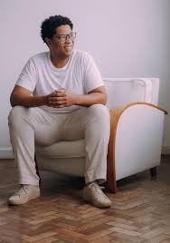 ‘A gente quer ouvir sons diferentes, timbres diferentes’, diz o primeiro autor de novela negro do Brasil