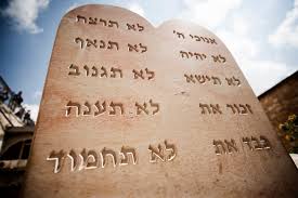 Resultado de imagen de dios le da las leyes a Moisés en el sinai