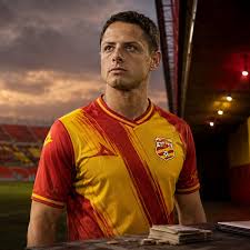 De los millones en Chivas a un sueldo modesto: esto ganaría Chicharito si ficha con Atlético Morelia