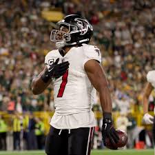 Bijan Robinson runs wild, Michael Penix solid as Falcons win, but what’s wrong with Packers? — The New York Times