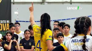 Bicampeã olímpica, Paula Pequeno dá detalhes de seu camp de vôlei e revela planos futuros