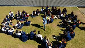 Resultado de imagem para alunos felizes em aula