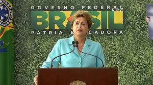 A presidente Dilma diante do slogan 