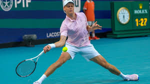 Jannik Sinner va por el título y doblete ante Lehecka