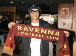 Ronaldinho desembarca na Itália para sua apresentação como jogador do Ravenna, da terceira divisão
