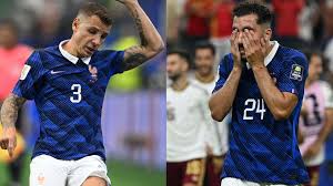 Rayan Cherki reage com irritação a pergunta sobre Lucas Digne depois que seu companheiro de seleção francesa passou por uma noite terrível na derrota para a Espanha na semifinal da Copa do Mundo