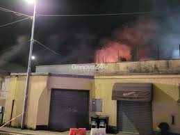 Grosso incendio a Busalla: capannone in fiamme nella zona industriale di Sarissola.