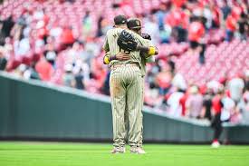Luis Arráez Firme en la Lucha por el Liderato de Bateo en la MLB