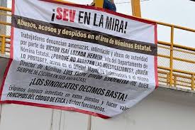 Colocan mantas frente a la SEV; exigen destitución de funcionarios