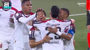 Aos 10 min do 1º tempo - gol de cabeça de João Cruz do Athletico-PR contra o Botafogo
