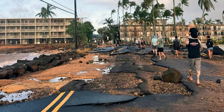 Hurricane Lowell knocks out power across Hawaii as Kauai faces widespread destruction; 80% of homes and businesses remain without electricity