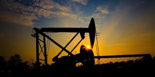 Petróleo sube con cautela ante tensiones en Ucrania y reuniones en EE.UU.