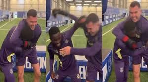Everton puso a ‘boxear’ a Idrissa Gueye y Michael Keane, tras cachetada en partido de Premier
