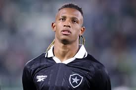 Enquanto exige 40 milhões de euros por Danilo, Botafogo facilita a saída de outro jogador para o Peñarol