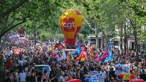 "J'ai travaillé les jours fériés toute ma vie, j'en ai perdu ma famille" : dans le cortège parisien, la défense d'un 1er-Mai chômé