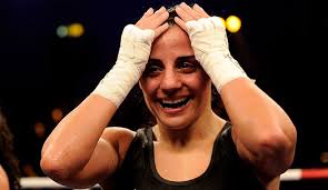 Susi Kentikian hat ihren Titel im Fliegengewicht dank eines technischen ...