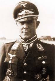 Gruppenkommandeur Majoor Walter Ehle ontving op 4 september 1943 het Ridderkruis. Deze prestigieuze orde werd hem voor zijn 25 nachtoverwinningen toegekend. - Majoor_Ehle