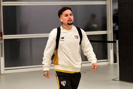Solução para o ataque, problema para a defesa: São Paulo aproveita Artur, mas sofre sem Ferraresi
