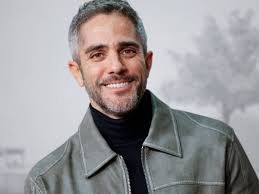 Así es la casa de Roberto Leal en Madrid: de su moderna decoración a su gran jardín