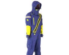 Зображення: Чоловік у сухому гідрокостюмі Aztron Voyage займається SUPсерфінгом