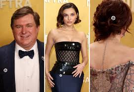 The Actor Awards: atores usam broche 'ICE OUT' em forma de protesto na cerimônia