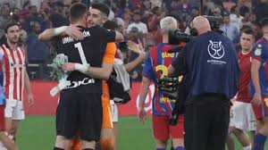 Olmo, Pedri, Ferran, Lamine Yamal... y Joan García, los jugadores del Barça fueron a consolar a Unai Simón tras la goleada