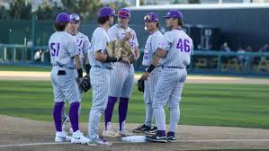 Lopes’ early lead slips away in series opener