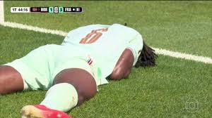 Aos 44 min do 1º tempo - drible errado de Kouadio Koné da França contra a Noruega