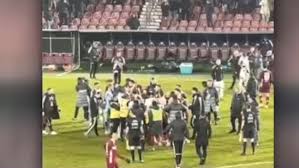 Bătaie generală după meciul U Cluj - CFR Cluj. Antrenorul Cristiano Bergodi s-a năpustit la adversari...