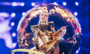 Turnê de Xuxa decola em São Paulo com 37 músicas no roteiro revisionista do espetáculo 'O último voo da nave'