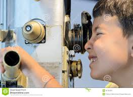 Een kind die uit de periscoop van een onderzeeër kijken. By Patrizio Martorana. MR: YES; PR: NO - periscoop-33792353