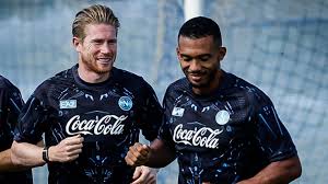 https://www.ole.com.ar/futbol-internacional/conflictodisturbios-enfrentamiento-video-napoli-napoles-sporting-lisboa-pelea-champions-hinchas_0_vqLE2mA0zI.html