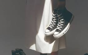 Entenda polêmica propaganda da criadora do All Star acusada de fazer alusão a Ku Klux Klan