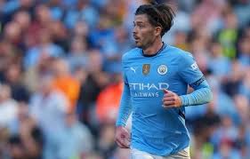 Jack Grealish é flagrado dormindo em festa na Inglaterra após “exagerar no álcool” durante recuperação de lesão