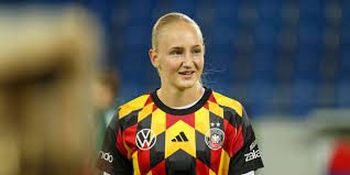 Between FCB, VfB and the national team: The impressive rise of Luzie Zähringer