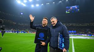 Ídolo do Cruzeiro é homenageado antes de jogo da Champions League