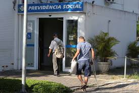 INSS suspende novas convocações para revisão do BPC e remaneja servidores para conter fila
