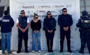 Fuerzas federales detienen a 3 policías de Puebla; los acusan de asesinato de dos oficiales y vínculos con 