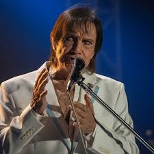 Roberto Carlos chora ao rever seu ‘pequeno Cachoeiro’ e leva fãs às lágrimas em show pelos 85 anos
