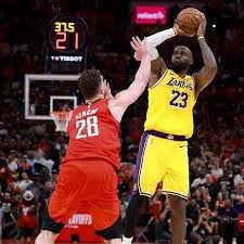 Com LeBron decisivo, Lakers batem Rockets e encaminham vaga na NBA