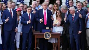 Trump's Tax Cuts: No Taxes on Tips & Overtime? What Workers Need to Know! - Imagen principal del artículo