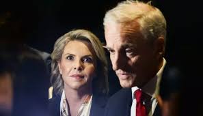 Gir etter for presset