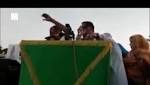 شاهد.. شاب يقذف وزير المالية