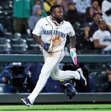 Mariners keep faint playoff hopes alive with walkoff win