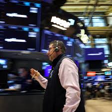 S&P 500 ends down as chip stocks give up gains