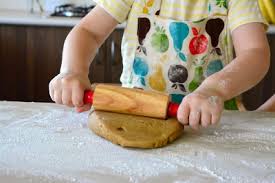 Картинки по запросу ребенок месит тесто